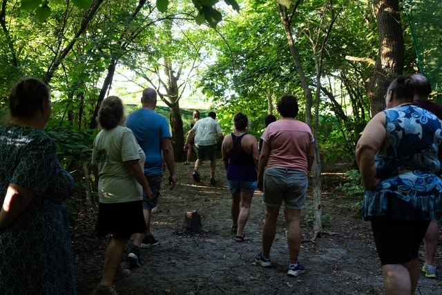 Volwassenen spelen binnenshuis